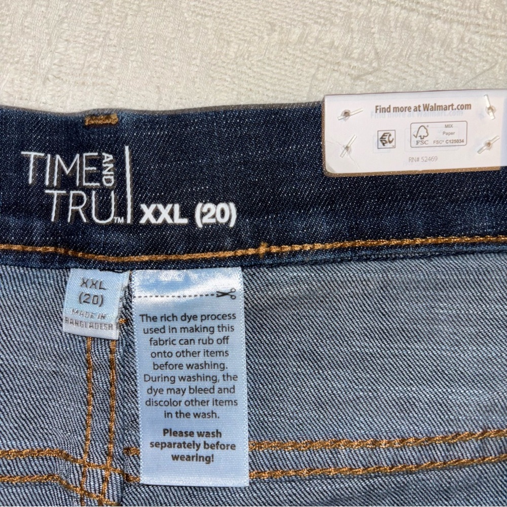 Time and Tru Dark Wash Mid Rise Pull On Denim Jean Shorts Size XXL 20 NWT - Picture 2 of 7